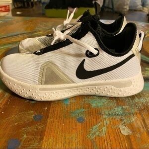 Nike PG 4 white and black bread new!! Size 6